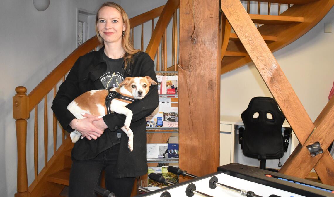 Kristina Heidenreich und Hündin Sunny freuen sich auf viele Besucherinnen und Besucher im Jugendhaus. Foto: Bischoff-Krappel