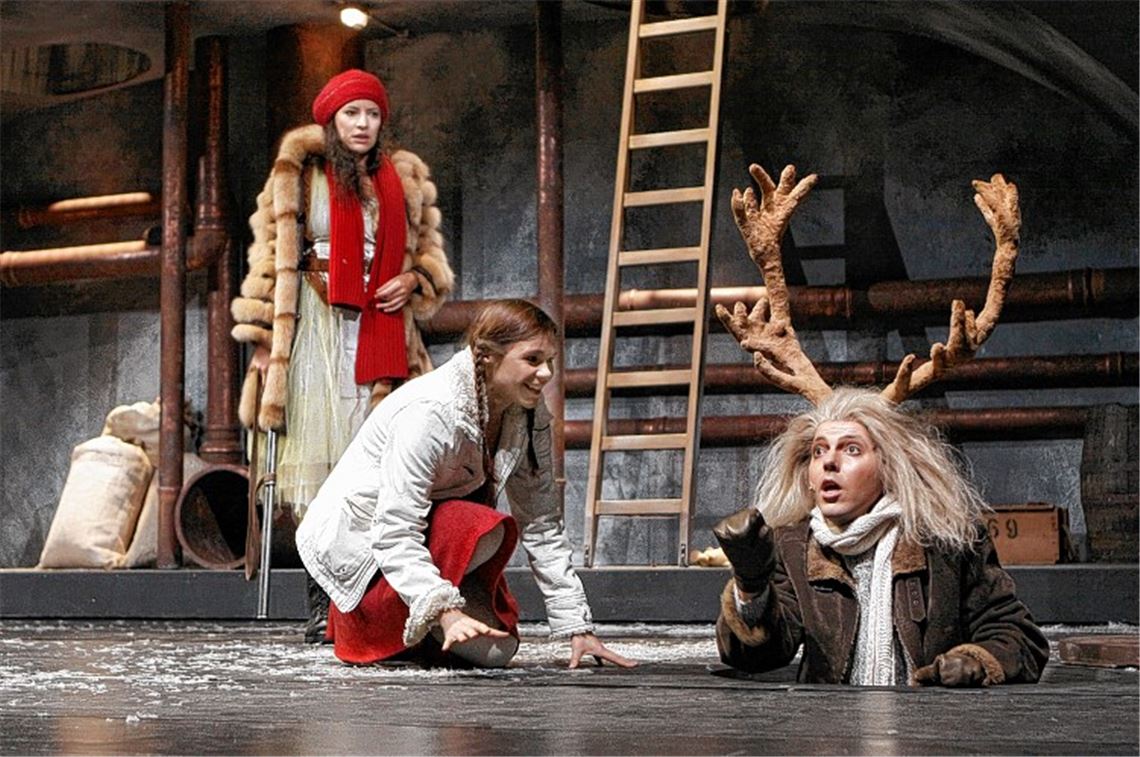 Kristine Walther (Räuberin; v.li.), Nicole Janze (Gerda) und Christian Werner (Rentier).
