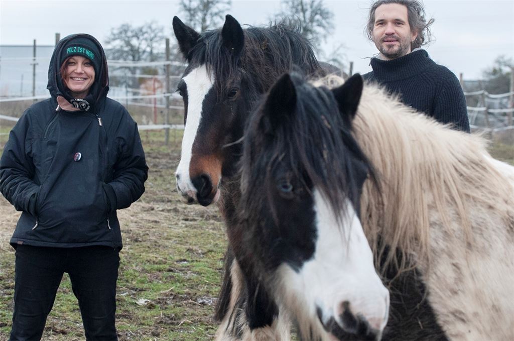 Kritik am Begriff „Nutztier“: Beim Ortstermin in Knittlingen werben Helena Horvat aus Diefenbach und Johannes Bänsch aus Knittlingen für eine vegane Lebensweise.Fotomoment