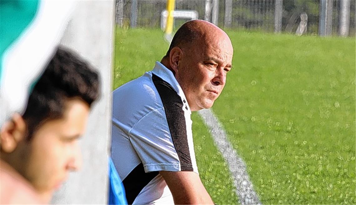 Kritische Miene: Trainer Jürgen Widmann hat mit der SpVgg Zaisersweiher in der Kreisliga bis jetzt nur einen Punkt holen können. 