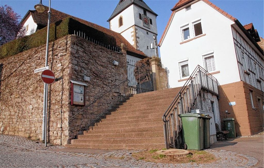 Kritische Nachfragen: Vor dem Aufgang zur Kirche fehlt „plötzlich“ der Baum.