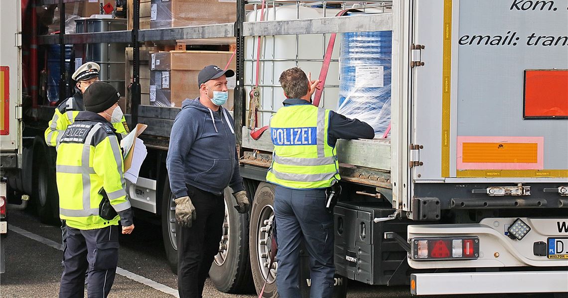 Kritischer Blick auf unzureichend gesichertes Gefahrgut aus Lyon auf dem Weg nach Warschau: Der polnische Fahrer wird informiert, warum er direkt 325 Euro Strafe bezahlen muss.