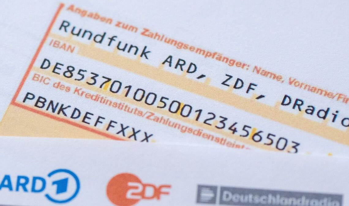 Kritisiert wird nach Angaben des VGH vor allem die aus Klägersicht unausgewogene Berichterstattung des öffentlich-rechtlichen Rundfunks.