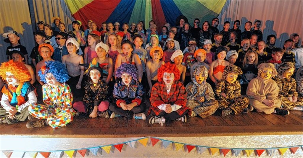 Krönender Abschluss einer gelungenen Projektwoche: Lienzinger Schüler gestalten ein kunterbuntes Zirkusprogramm.