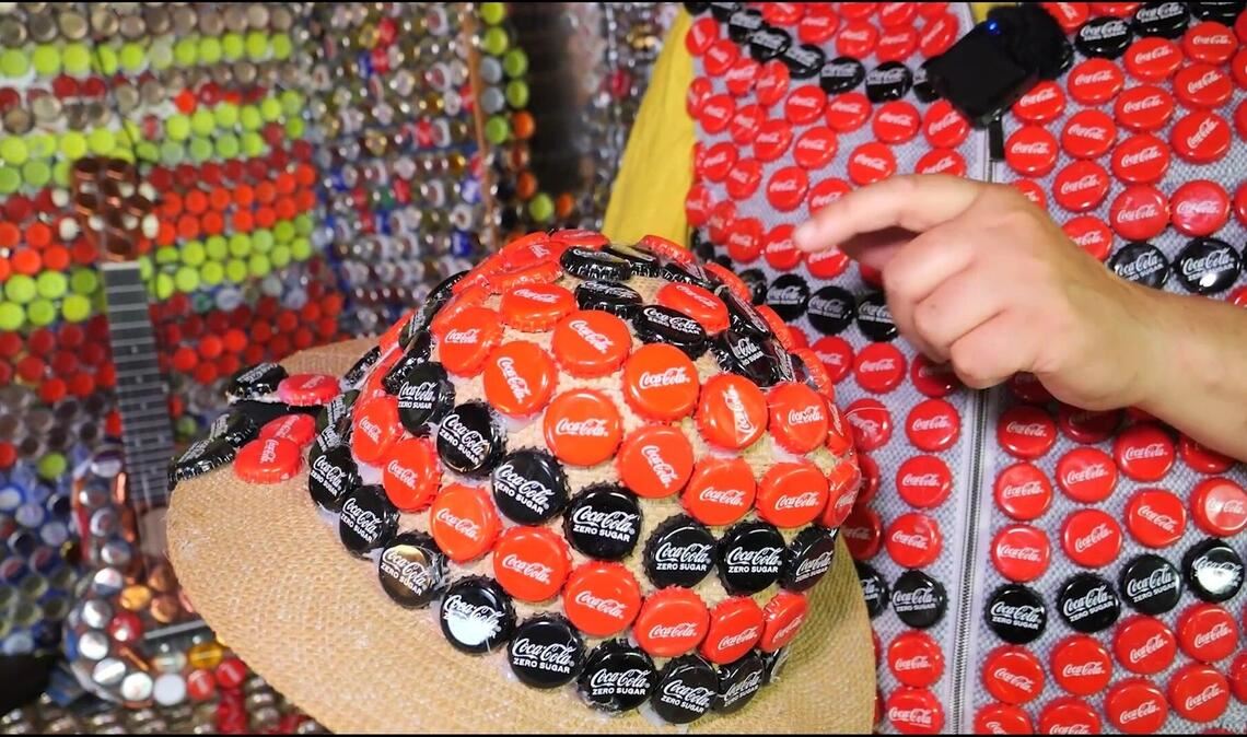 Kronkorken finden sich sogar an der Kleidung des Frührentners.