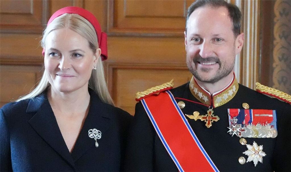 Kronprinz Haakon steht Kronprinzessin Mette-Marit zur Seite.
