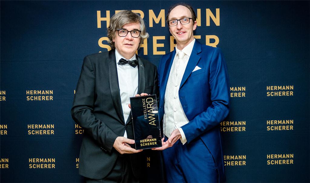 Krumrey (re.) erhält den Excellence Speaker Award in Gold. Fotos: Justin Bockey