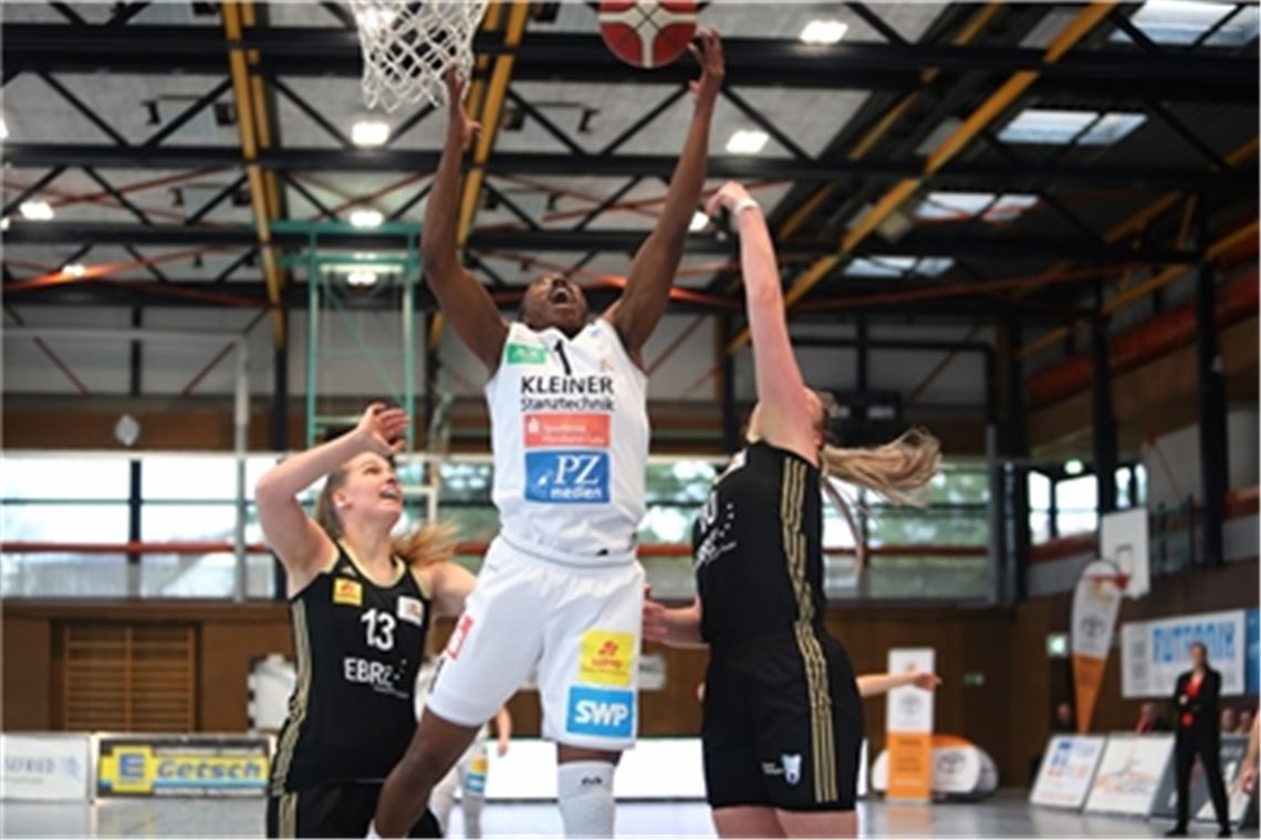 Sterne gewinnen auch das letzte Spiel Krystal Vaughn von den Sternen (weiß) macht den Korb. Foto: Rubner
