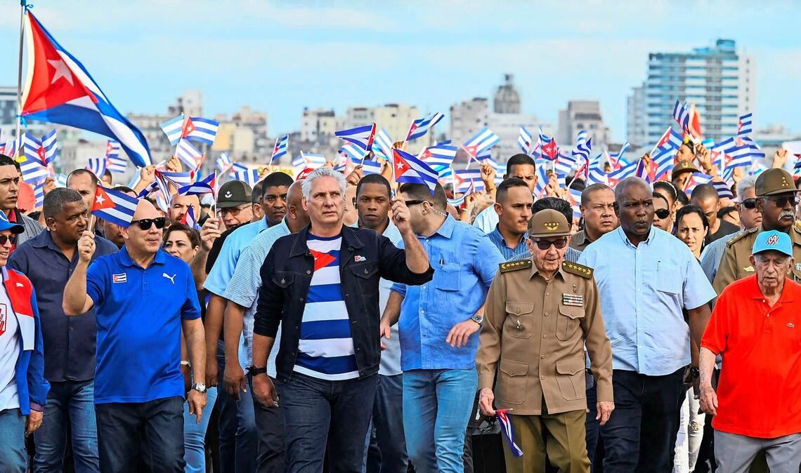 Kubas Machthaber Miguel Diaz-Canel (Mitte) und Raul Castro bei einer Demonstration gegen die Blockade der USA: