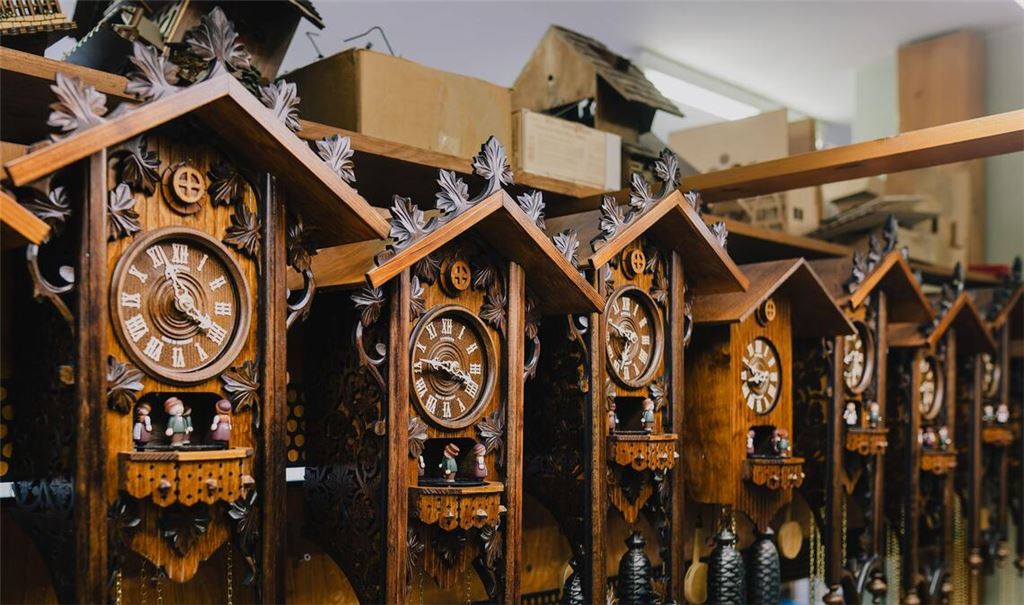 Kuckucksuhren hängen noch heute in vielen Wohnzimmern im Schwarzwald.