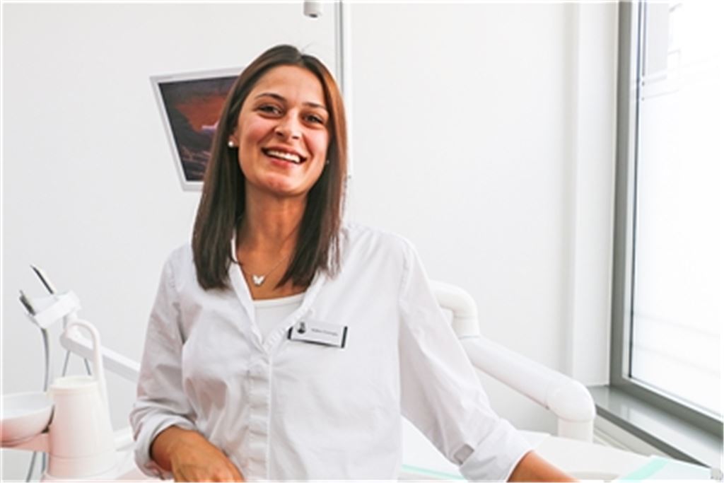 Kübra Gazioglu arbeitet als zahnmedizinische Fachangestellte in einer Gemeinschaftspraxis an der Pforzheimer Schlössle-Galerie und bricht nun nach Sambia auf Foto: Wewoda