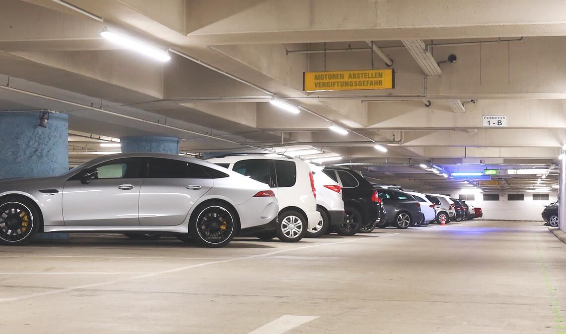 Kühler, schattiger Ort, aber laut Stadtverwaltung als Hitzeschutzraum ungeeignet: die marode Tiefgarage Stadtmitte. Foto: Schüller