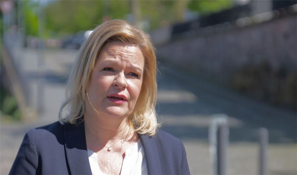 Kündigte bereits wegen der vielen illegalen Einreisen eine stärkere Schleierfahndung an den Grenzen zu Polen und Tschechien an: Nancy Faeser.