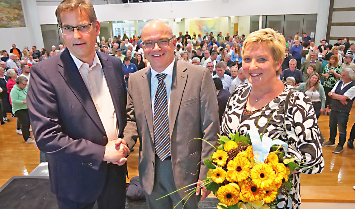Künftig gibt Uwe Engelsberger in der Gemeinde Niefern-Öschelbronn den Takt vor. Professor Dr. Erik Schweickert gratuliert dem künftigen Rathauschef und seiner Frau. Fotos: Friedrich