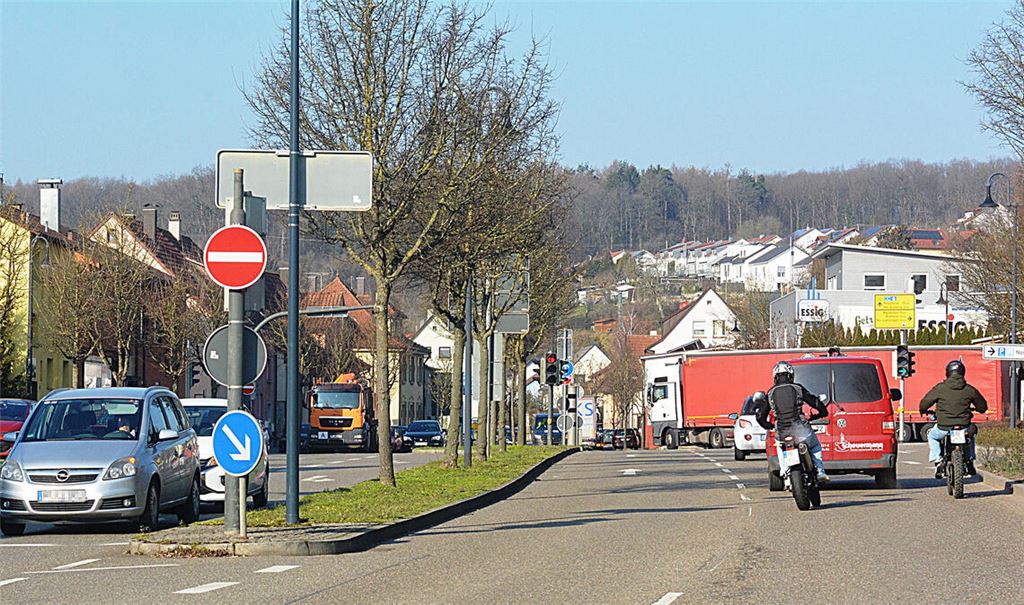 Künftig heißt es hier: Fuß vom Gas. Auf der Pforzheimer Straße wird Tempo 30 angeordnet, teils aber nur nachts. Foto: Stahlfeld