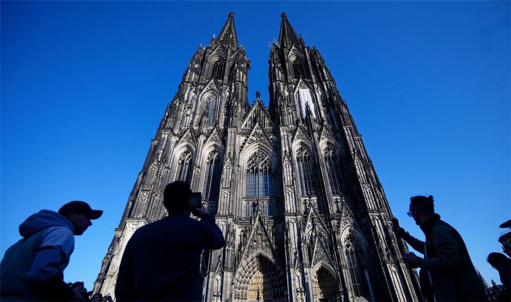 Künftig müssen Besucher des Kölner Doms zwölf Euro Eintritt zahlen.