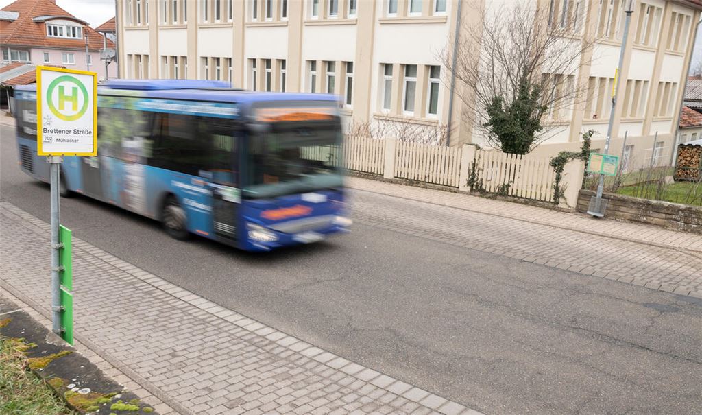 Künftig soll es an den Haltestellen an der Brettener Straße mehr Komfort für die Buskunden geben. Foto: Fotomoment