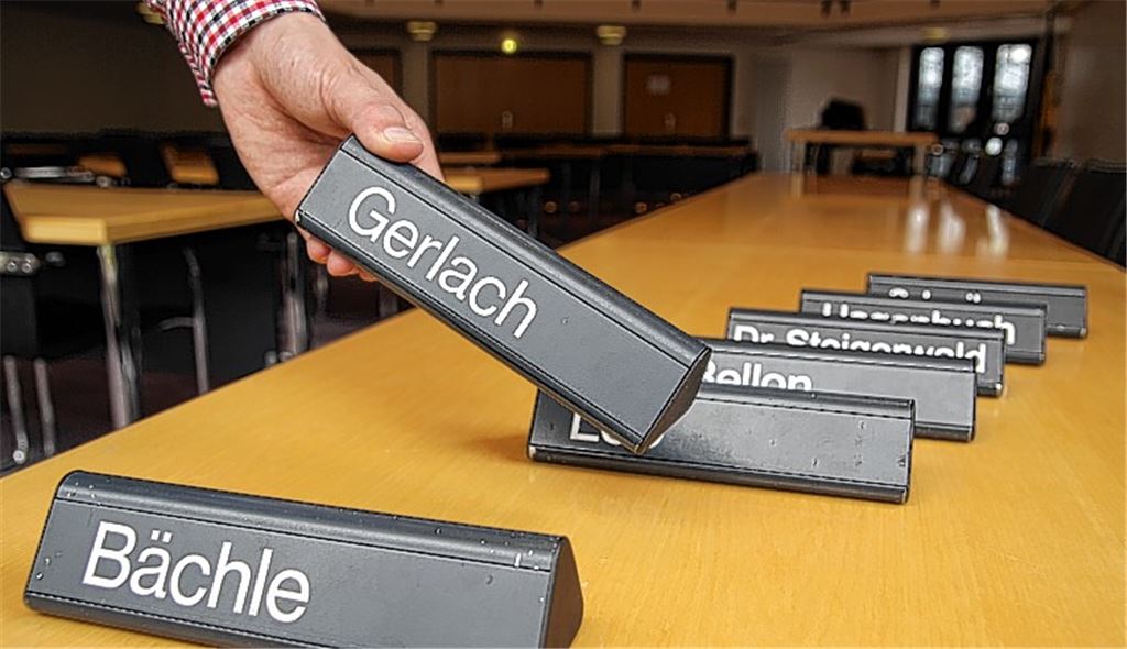 Künftig stehen auf dem Ratstisch des Mühlacker Gemeinderates zum Teil neue Namen. Im Gegenzug werden vertraute Namen weichen. Foto: Disselhoff