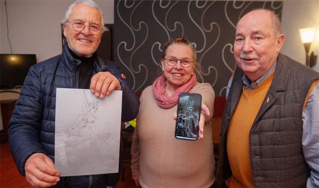 Künstler Kurt Tassotti (li.), die Vorsitzende Dorothea Brandauer und der Ehrenvorsitzender Albrecht Münzmay mit dem Entwurf für das „Burgfräulein“. Foto: Fotomoment