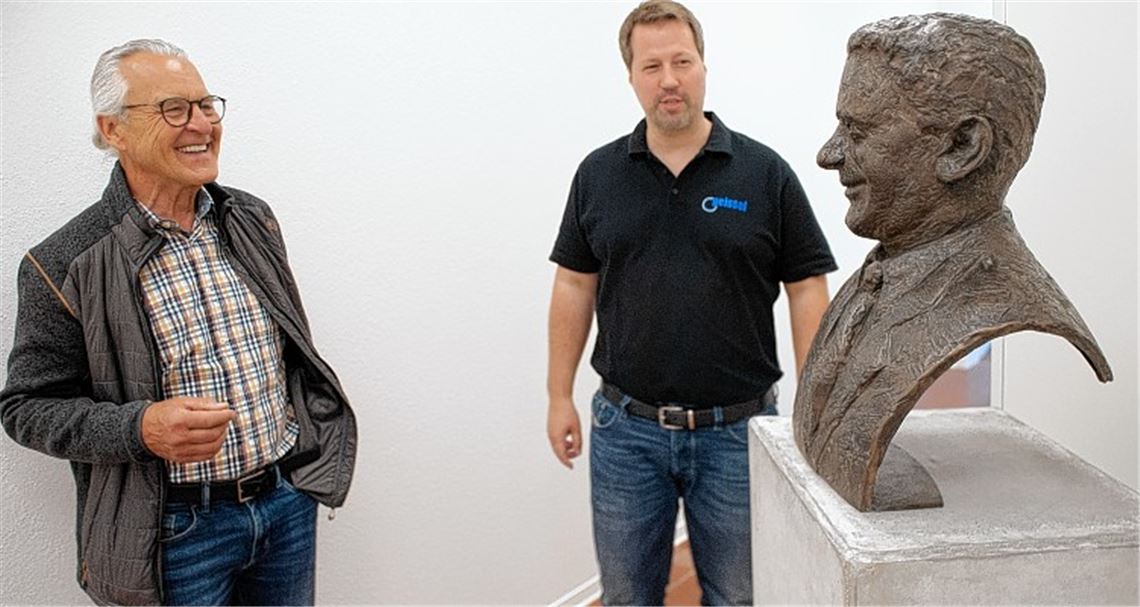 Künstler Kurt Tassotti (links) und Marc Seidel, Geschäftsführer der Firma Geissel, mit der Büste des Firmengründers Wilhelm Friedrich Geissel. Foto: Fotomoment
