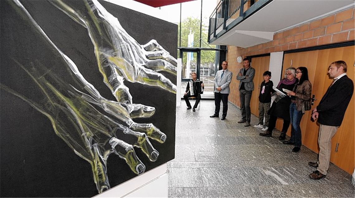 Künstler aus Bassano und Schmölln – im Vordergrund ein Bild von Andrea Bizzotto – beteiligen sich an der Ausstellung im Rathaus.