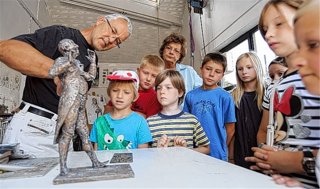 Künstler und Bildhauer Kurt Tassotti (li.) erklärt den Kindern in seinem Atelier, wie eine Plastik entsteht. Foto: Fotomoment