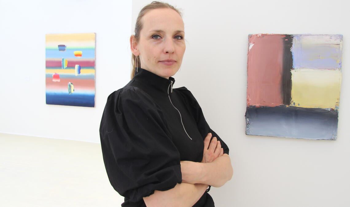 Künstlerin Anna Leonhardt zeigt Bilder in der Ausstellung „In der Tiefe. Hell.“ Foto: Banholzer