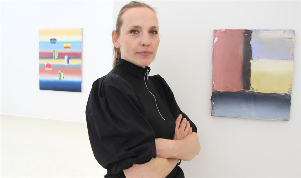 Künstlerin Anna Leonhardt zeigt Bilder in der Ausstellung „In der Tiefe. Hell.“ Foto: Banholzer