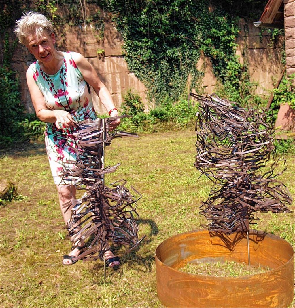 Künstlerin Sibylle Burrer arbeitet an ihrer neuesten Kreation „E-Motion“. Foto: Filitz