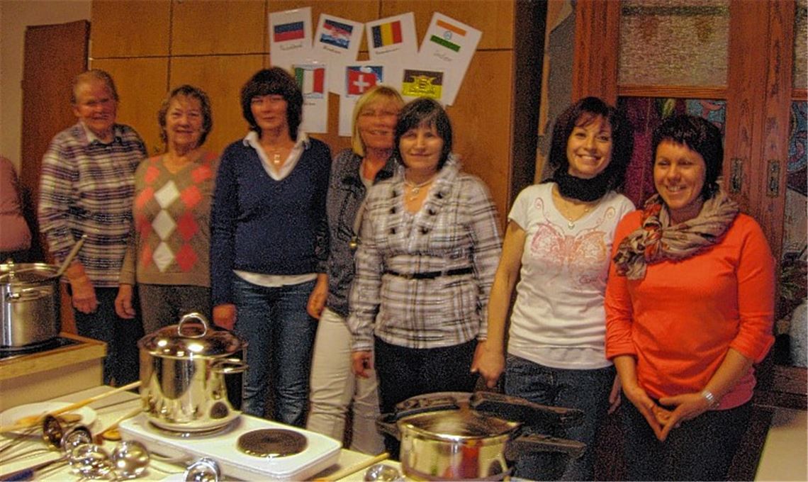 Künstlerinnen am Suppentopf.