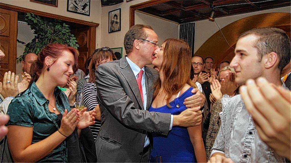 Küsschen für Ehefrau Oana: Gunther Krichbaum hat Grund zum Jubeln.