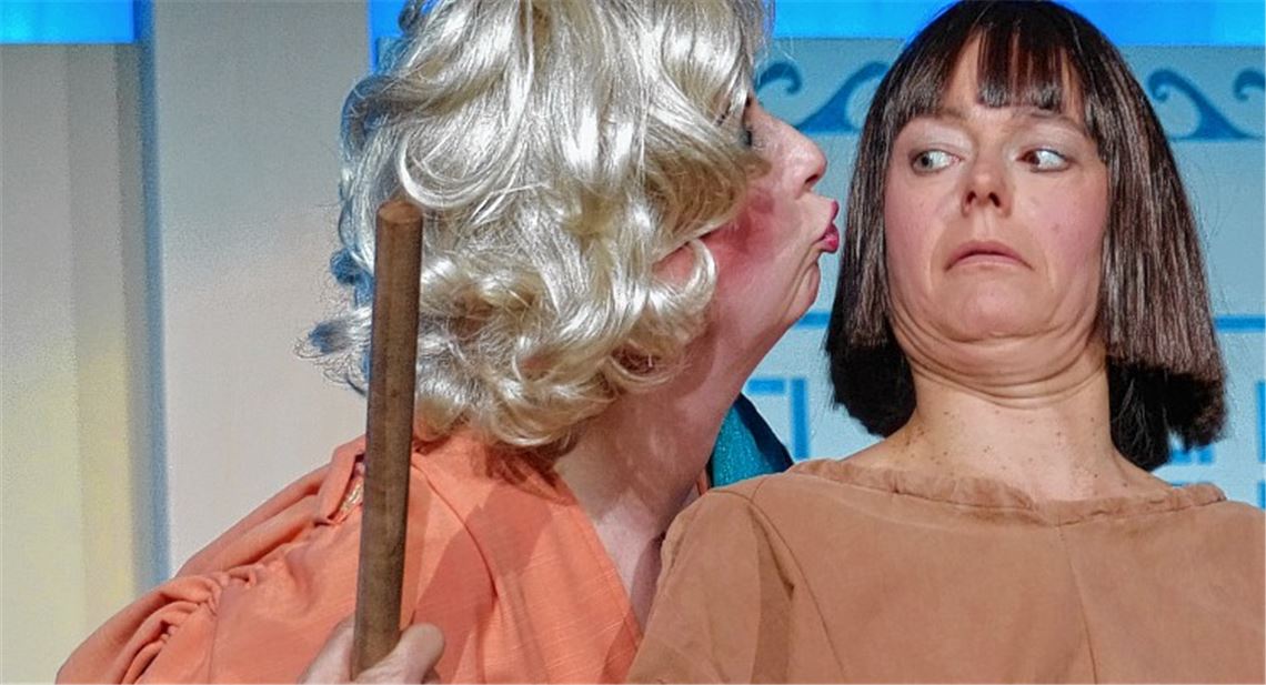 Küsschen gefällig? Nein danke, Cleanthis verwechselt da wohl ihren Gatten mit einem anderen.