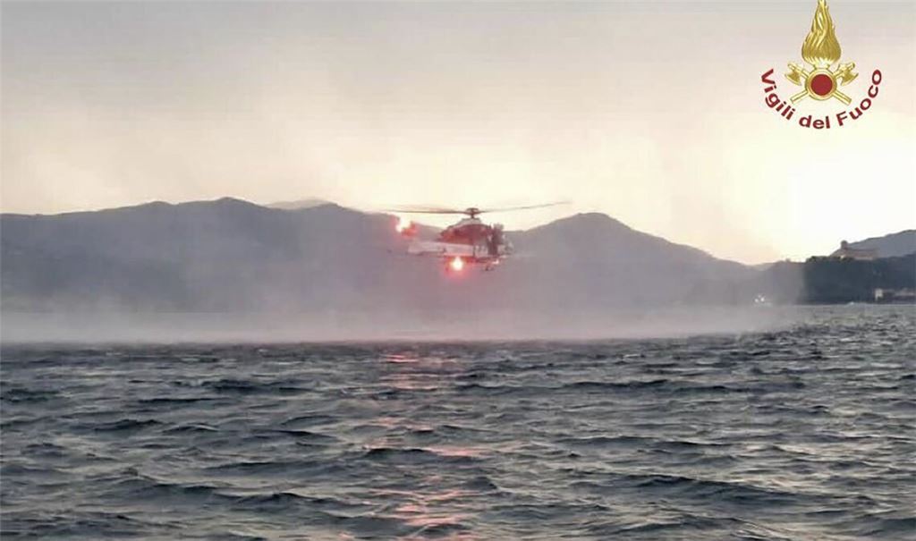 Küstenwache und Feuerwehr waren mit Booten, einem Hubschrauber und Tauchern im Einsatz.