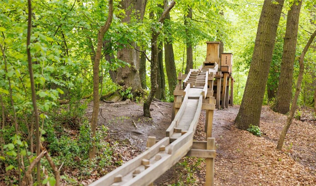 Kugelbahnen sind beliebt - bei Kindern wie Eltern. Diese Kugelbahn auf der Schillerhöhe in Holzgerlingen ist eine von acht Kugelbahnen, die wir empfehlen können.