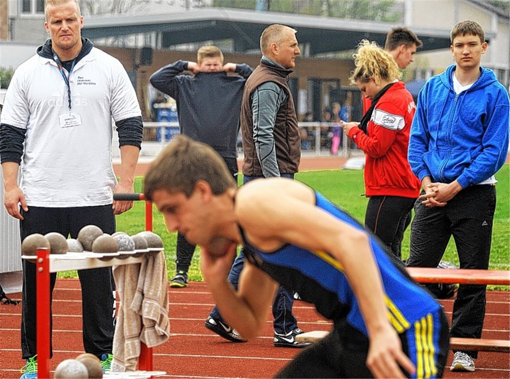 Kugelstoßer Marco Schmidt (li.) unterstützt das Werfer-Meeting in Niefern. Foto: Fotomoment