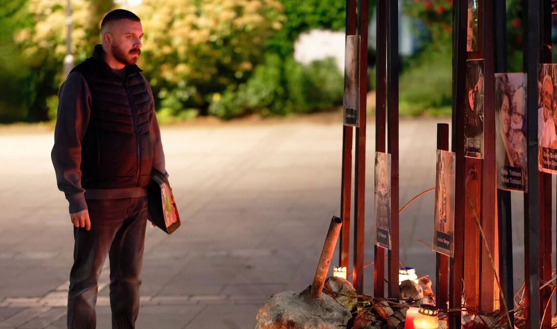 Kulina bei einer Mahnwache für die Todesopfer des Hochhausbrandes.