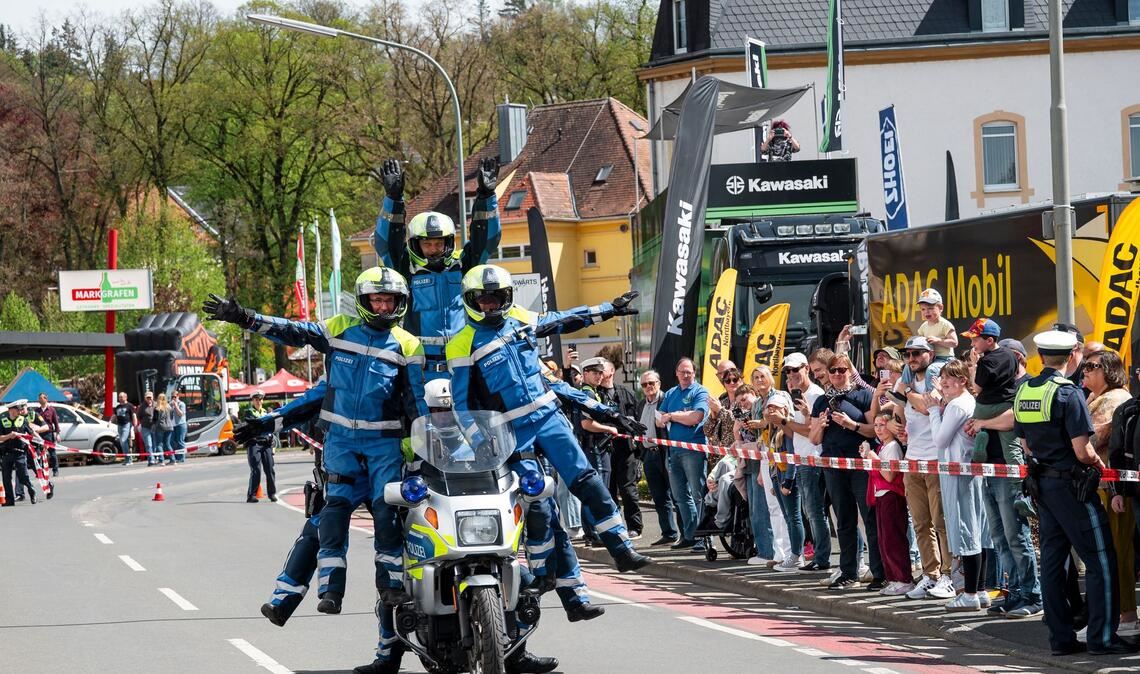 Kulmbach: „Ankommen statt Umkommen“ – Akrobatik bei Polizeishow und Stunt zu siebt auf einem Motorrad