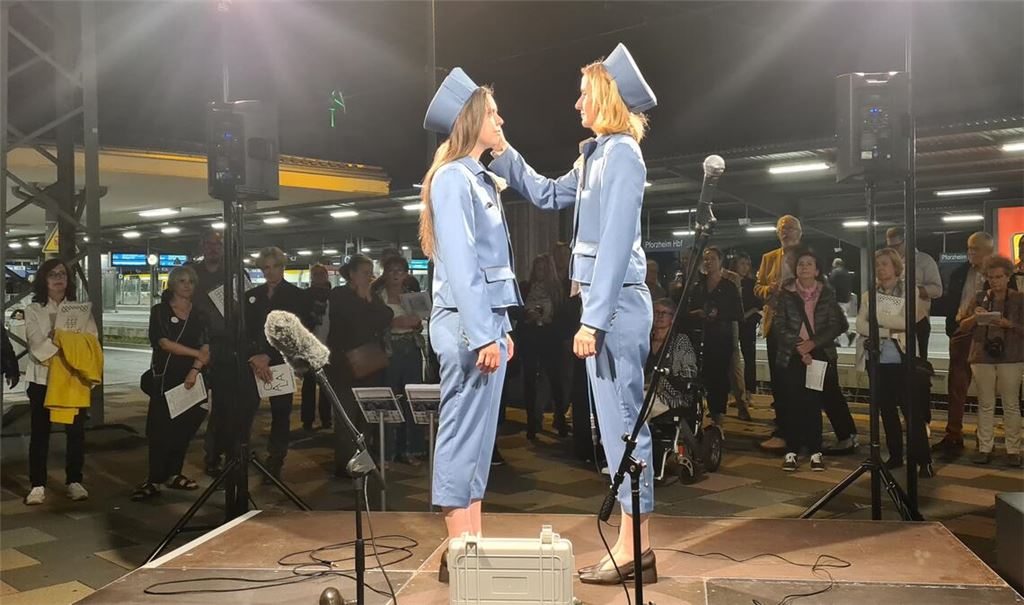 Kultur an ungewohnten Orten gehört zum Konzept der Ornamenta: Bei der diesjährigen Gala am verwandelt sich der Pforzheimer Bahnhof in eine Flugzeug-Landebahn, auf der Elise Ehry und Kitty Maria Can Ekeren als arbeitslose Flugbegleiterinnen Heather und Rosetta auf eine Reise zum Nachdenken einladen. Foto: Metzbaur