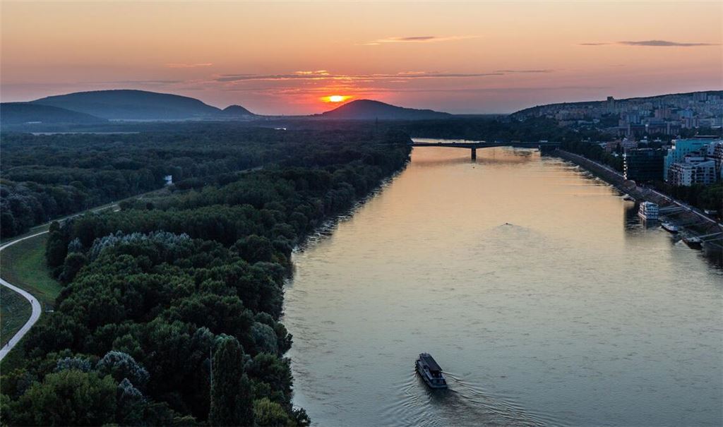 Kulturelle Schlagader Europas: Donaulandschaft bei Bratislava