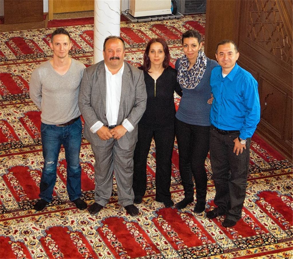 Kulturfest mit kulinarischen Genüssen: der Vorstand der Fatih-Moschee (v. li.), Ömür Sevgen, Harmit Sasmaz, Nuray Cebeci, Zelika Cebeci und Yilmaz Cebeci, freut sich über das Interesse.