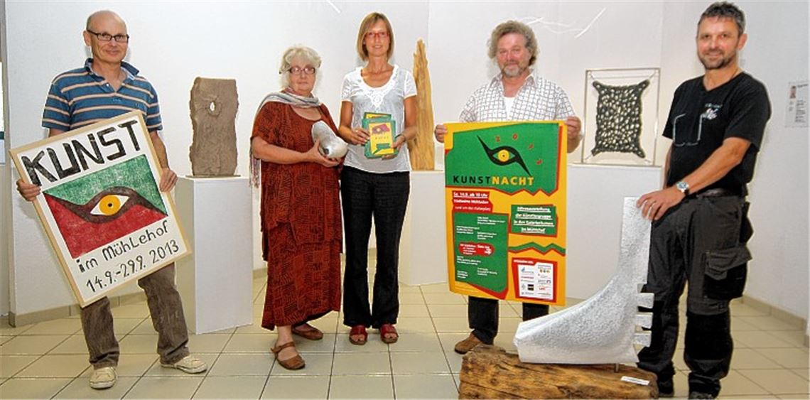 Kulturinteressierte und Kunstschaffende aus Mühlacker und Umgebung organisieren am nächsten Samstag in der Stadtmittel die erste Mühlacker Kunst-Nacht, im Organisationsteam unter anderem mit dabei sind (v.li.) die Künstler Paul Revellio und Sigrid Baumgärtner-Förschler, Vhs-Leiterin Katja Rohloff, Frank-Ulrich Seemann und Bildhauer Berthold Scheible.