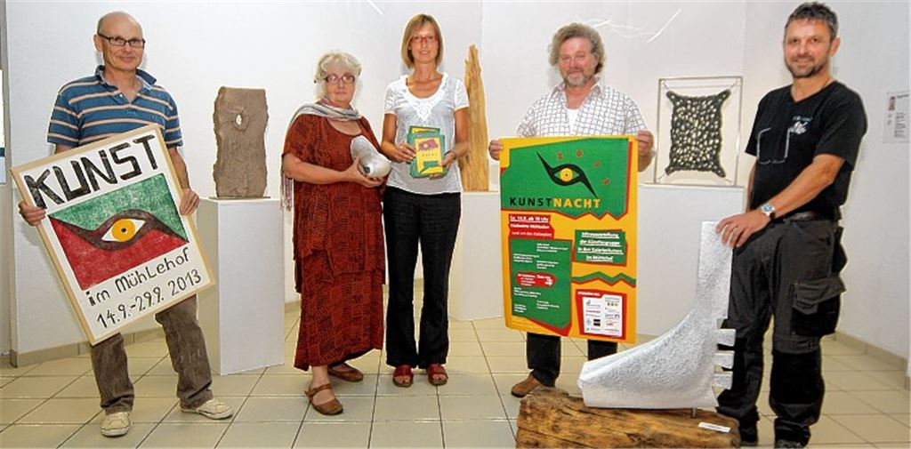 Kulturinteressierte und Kunstschaffende aus Mühlacker und Umgebung organisieren am nächsten Samstag in der Stadtmittel die erste Mühlacker Kunst-Nacht, im Organisationsteam unter anderem mit dabei sind (v.li.) die Künstler Paul Revellio und Sigrid Baumgärtner-Förschler, Vhs-Leiterin Katja Rohloff, Frank-Ulrich Seemann und Bildhauer Berthold Scheible.