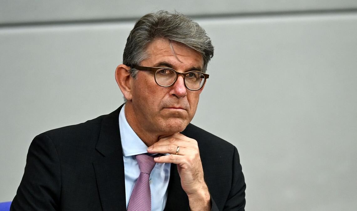 Kulturstaatsminister Weimer lässt den Vorwurf "einseitiger Eingriffe" zurückweisen. (Archivbild)