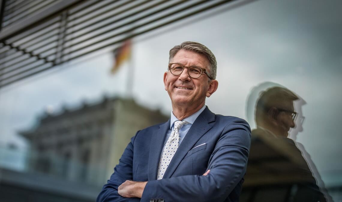 Kulturstaatsminister Wolfram Weimar (parteilos) würdigt die Bedeutung von Bibliotheken. (Archivbild)