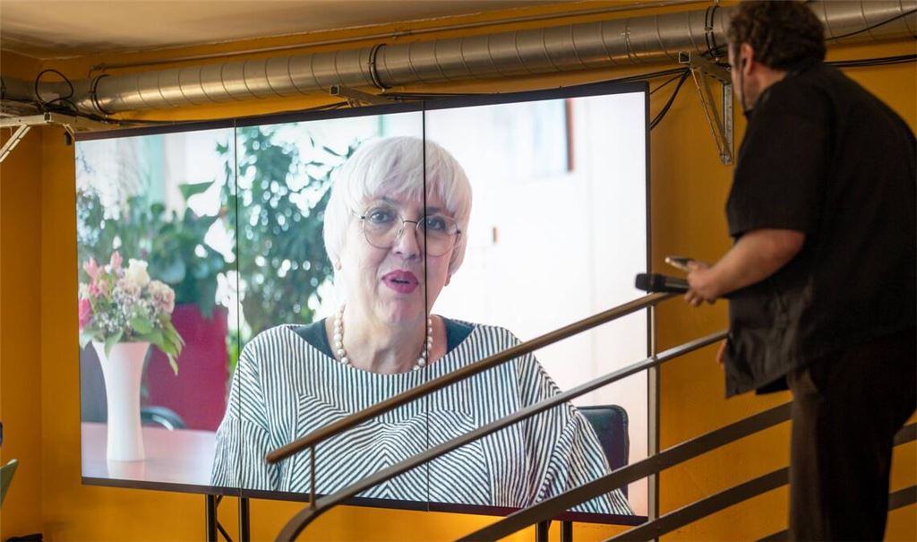 Kulturstaatsministerin Claudia Roth hat per Video eine Grußbotschaft geschickt, über die sich auch Ornamenta-Kurator Jules van den Langenberg (r.) freut. Foto: Karolina Sobel