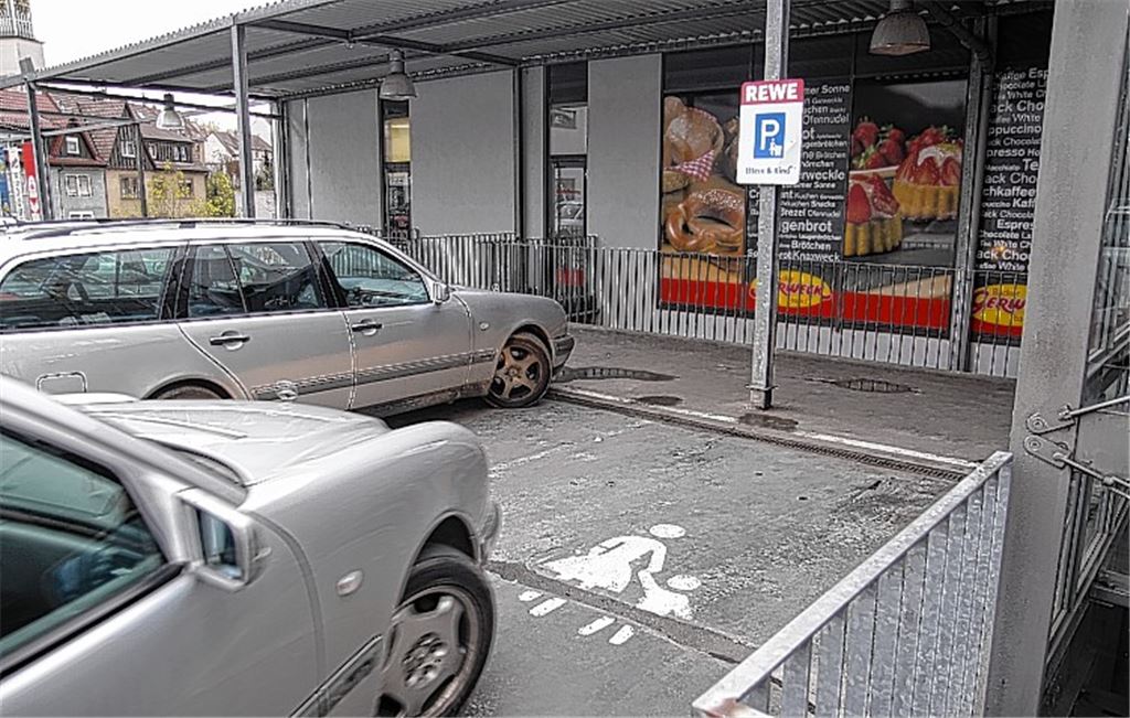 Kundenfreundlich: Vor dem Supermarkt in der Drehscheibe ist ein Sonderparkplatz für Eltern mit kleinen Kindern eingerichtet, doch viele nehmen darauf keine Rücksicht.
