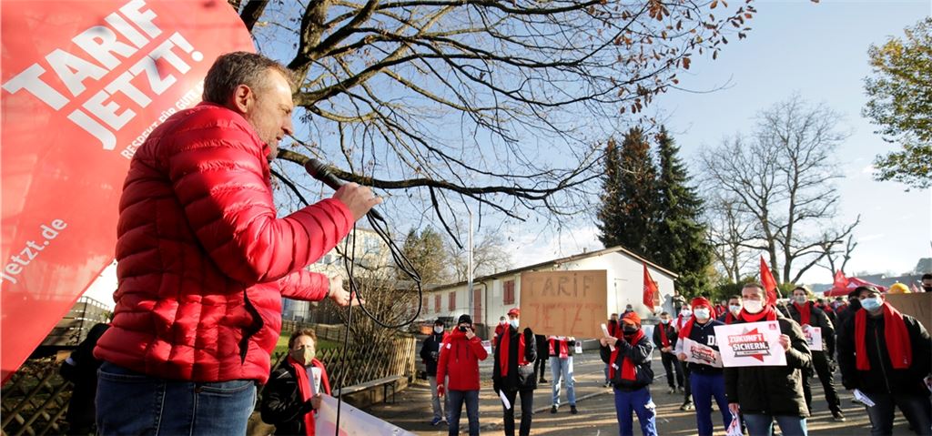 Kundgebung am Freitag vor der Firma Karl Klink in Niefern mit dem IG-Metall-Bezirksleiter für Baden-Württemberg, Roman Zitzelsberger. Foto: Tilo Keller