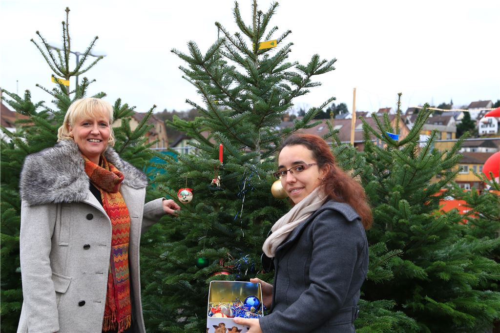 Kundin Gitte Harmeyer und  Redakteurin Ramona Deeg beim Probeschmücken.  Foto: Maren Recken