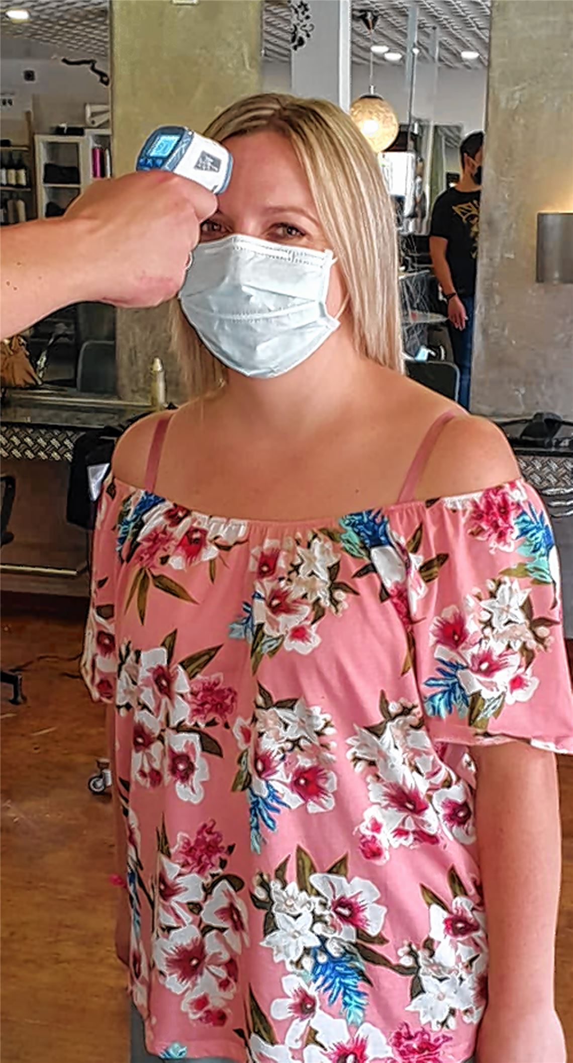 Kundin Melanie Hofmann lässt sich am Eingang des Friseursalons auf Fieber testen. Foto: privat