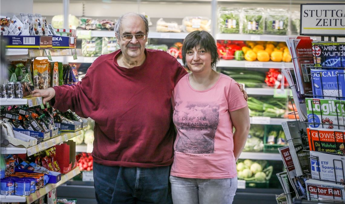 „Ich bin in den Laden hineingeboren“ Kuno und Milena Scharff bieten in ihrem Markt in Sternenfels Non-Food-Produkte an, aber auch Lebensmittel wie Obst und Gemüse... .Fotos: Huber